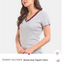 ราคา Tommy Hilfiger เสื้อยืดสีเทาคอวี แท้100% (42580945670)