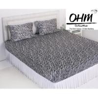 ราคา OHM ผ้าปูที่นอน ผ้าซาตินแท้ 330 เส้น ขนาด 3.5 ฟุต 2 ชิ้น (ลายทางม้าลายขาว-ดำ) (904881165)