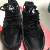 ราคา NikeHuarache ของแท้ 100% สนใจสอบถามเพิ่มเติมแอดไลน์ taeyjupujup หรือทักข้อความมาได้ค่ะ ไซส์ 8,39 ยาว24.5. งดต่อแล้วนะค่ะ (667359197)