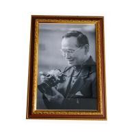 ราคา กรอบรูปเลือกลายได้ มี ๓ แบบด้านในมีรูปในหลวงรัชกาลที่ 9ขาวดำทรงถือกล้องขนาด 15*21 นิ้ว (642068892)