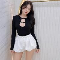 ราคา MNV STUDIO เสื้อครอปแขนยาวผ้าเรย่อน ดีเทลเว้าอก MYIN (49265204801)