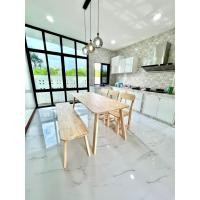 ราคา ชุดโต๊ะทานข้าว 6 ที่นั่ง โต๊ะอาหารไม้ยางพารา ขัดเคลือบกันน้ำ ประกอบสำเร็จแข็งแรงไม่โยกเยก โรงงานผลิตเอง (16196893278)