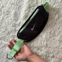 ราคา Nike แท้ กระเป๋าวิ่ง กระเป๋าคาดเอว สีเขียวดำ (51613488143)