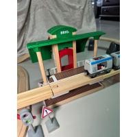 ราคา BRIO World Travel Rail Set ขายชุดรางรถไฟไม้ พร้อมสถานีมีลิฟท์ สินค้ามือสอง (40480628802)