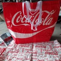 ราคา กระเป๋าสวย กระเป๋า coca-cola ถุงกระสอบ พลาสติก ไม่เปียก กระเป๋าพลาสติก PVC โค้กพิมพ์ลาย สอบถามทางแชทได้คร้า (995508800)