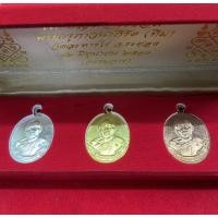 ราคา เหรียญ ห่วงเชื่อม หลวงปู่ทิม อิสริโก วัดละหารไร่ ระยอง ชุดกรรมการ กล่องเดิมๆ (16786830750)