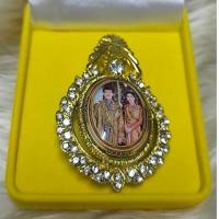 ราคา เข็มกลัดล้อมเพชร พระบรมฉายาลักษณ์ ในหลวง ร.10 และพระราชินี #พร้อมกล่อง# (52617466588)