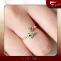 ราคา NAKORN GEMS แหวนทองคำแท้14K(ทอง58.5%) ดีไซน์รูปลูกศรฝังเพชรแท้ แหวนทองประดับเพชรแท้ ขายได้จำนำได้ พ (47008702409)