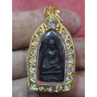 ราคา พระรอดกรุมหาวัน พิมพ์ใหญ่เนื้อสีดำ ใส่กรอบทองไมครอนฝังพลอยแท้ (52662049636)