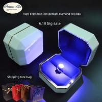 ราคา กล่องใส่แหวน เครื่องประดับไฟ LED ระดับไฮเอนด์กล่องแหวนเพชรข้อเสนอกล่องแหวนคู่แต่งงานคู่สีแดงสดและสีขาวบริสุทธิ์ (45715873769)