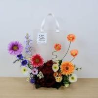 ราคา ดอกไม้ประดิษฐ์ผ้าในแจกัน JGLORYFLOWER แจกันพลาสติกใส รูปทรงกระเป๋า ดอกไม้คละชนิด สีแดง/ส้ม (888217500023)