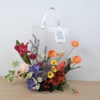 ราคา ดอกไม้ประดิษฐ์ผ้าในแจกัน JGLORYFLOWER แจกันพลาสติกใส รูปทรงกระเป๋า ดอกไม้คละชนิด สีม่วง/ส้ม (888217500022)