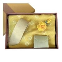 ราคา เซ็ตของขวัญผ้าไหมแท้ CHOBMAI SILK ผ้าไหมย้อมสไลด์สี ธีมสีเหลือง เซ็ต 4 ชิ้น (ผ้าคลุมไหล่ กระเป๋าสตางค์ เนกไท และเข็มกลัด) (888223700012)