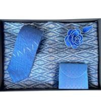 ราคา เซ็ตของขวัญผ้าไหมแท้ CHOBMAI SILK ผ้าไหมสุรินทร์ ธีมสีฟ้า เซ็ต 4 ชิ้น (ผ้าคลุมไหล่ กระเป๋าสตางค์ เนกไท และเข็มกลัด) (888223700013)