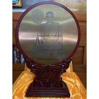 ราคา พระบรมฉายาลักษณ์ในหลวงร.9 ทรงผนวชพร้อมกล่องและสูจิบัตรเนื่องในวโรกาสพระชนมพรรษา 7 รอบ,พุทธชยันตี2,600ปี (1870)
