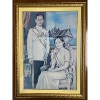 ราคา รุปถ่ายในหลวงร.9คู่กับพระราชินีจากภาพวาดขนาด 62 ซม.X 46 ซม.เลี่ยมกรอบสีทองสวยงาม (1895)
