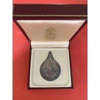 ราคา เหรียญพระมหาชนกเนื้อเงินพิมพ์ใหญ่พร้อมกล่องและหนังสือเล่มใหญ่ปกแข็งสีแดง ชุดที่ 3 (1929)