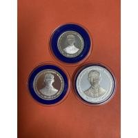ราคา เหรียญฉลองสิริราชสมบัติครบ 50 ปี กาญจนาภิเษก 9 มิถุนายน 2539 เนื้อเงินแบบขัดเงาครบชุด 3 เหรียญ (2060)