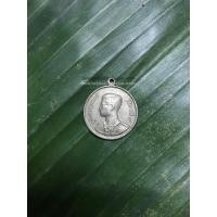 ราคา เหรียญพระราชทานพิมพ์ลึกเนื้อเงินปี2493 เก้าหางปานกลาง มีลายเซ็นเล็ก เลี่ยมกรอบ (474)