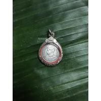 ราคา เหรียญพระราชทานห่วงเชื่อมพิมพ์ตื้นเนื้อเงิน บล็อกนิยม ปี2493 เลี่ยมกรอบเงินโบราณยกซุ้มเปิดฝาได้พร้อมใช้ (476)