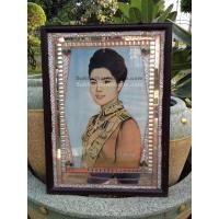 ราคา รูปเก่าราชินีทรงชุดจอมทัพสีแดงอยู่ในกรอบโบราณเดิมขนาด 14"x19" สมบูรณ์สวยงามมากๆ(เฉพาะราชินี) (821)