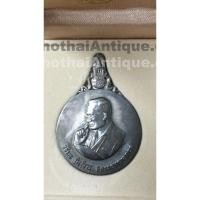 ราคา เหรียญพระมหาชนกเนื้อเงินพิมพ์ใหญ่พร้อมกล่องและหนังสือเล่มใหญ่ปกแข็งสีแดงสวยงาม เหรียญที่ 1 (1086)