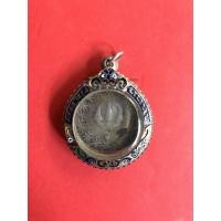 ราคา เหรียญที่ระฤกในการบรมราภิเษก( ตราสามง่าม )ในรัชกาลที่ 6 เนื้อเงินห่วงเชื่อม ร.ศ.130 พ.ศ.2454 พร้อมตลับเงินโบราณลงยาเปิดฝาได้ (1469)