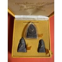 ราคา หลวงปู่ทวด วัดช้างให้ รุ่น พุทธคุณกุญชร 5 กันยาคม 2541 เนื้อว่าน 3 องค์ฝังตะกรุดทองคำบรรจุอยู่ในกล่องกำมะหยี่สีเหลืองเดิม (1966)