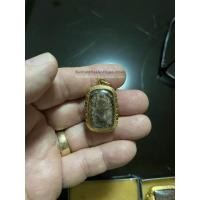 ราคา หลวงพ่อปานพิมพ์ขี่ไก่โบราณด้านหลังมียันต์และลายมือ เลี่ยมทองสวยงาม (245)