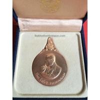 ราคา เหรียญพระมหาชนกพิมพ์ใหญ่ เนื้อนาก อยู่ในกล่องกำมะหยี่สวยงามคมชัดมากๆ น่าจะเป็นบล็อกต้นๆวงเดือนตำนิอยู่ครบ ( บล็อกนิยม ) (505)