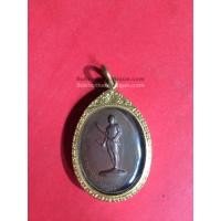 ราคา เหรียญท่านพ่อพระยาพิชัยดาบหักเนื้อทองแดงรุ่น 1 ปี 2513 บล็อกนิยมบ.ขาดมือเต็ม เลี่ยมทองคำ (961)