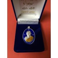 ราคา เหรียญหลวงปู่ทิม อิสริโก วัดระหารไร่ รุ่น " บูชาคุณเหลือกินเหลือใช้ "เนื้อเงินลงยาสีน้ำเงินออกวัดระหารไร่ปี 58 ตอกโค๊ตหมายเลข 110 ซองและกล่องเดิม ทำ 199 เหรียญ (990)