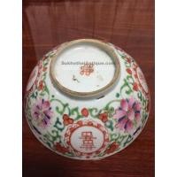 ราคา ถ้วยกระเบื้องโบราณเก่าจากประเทศ จีน มีภาษาจีนอยู่ในลายกระจกทั้ง4ด้านและมีตราโค๊ตอยู่ทีก้นถ้วยและใต้ก้นถ้วย สภาพสมบูรณ์คลาสสิกสวยงามพร้อมฐาน (1150)