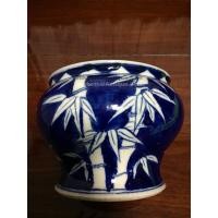 ราคา โถกระเบื้องโบราณเนื้อพังเคยพื้นน้ำเงินลายต้นไผ่ มีตำหนิเล็กน้อยที่ปาก และที่ก้นใต้โถ มีตัวหนังสือภาษาจีน โถมีขนาดปาก 7" ตัวโถสูง 6" (1151)