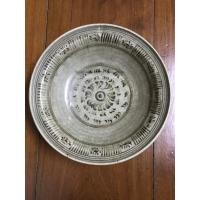 ราคา ชามสังคโลกสุโขทัย ลายรื้วตรงกลาง ทีปีก มีเขียนลายโดยรอบสวยงาม สมบูรณ์สวยงาม (1472)