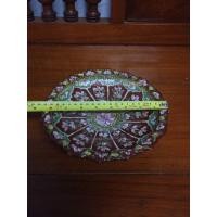 ราคา จานเชิงโบราณเก่าสมัยอยุธยาสีแดงเขียวใบใหญ่ลายดอกกระจกเล็ก สวยงาม (สผ.ขนาด 8"ครึ่ง) (723)