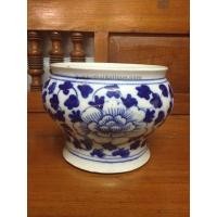 ราคา โถโบราณเก่าเนื้อแกร่งลายผักชีดอกไม้ใบใหญ่ มีรอยบิ่นที่ปากหนึ่งรอย ที่ก้นมีภาษาจีนสี่ตัว ไม่มีการซ่อมใดๆ (727)