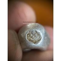 ราคา พดด้วงเม็ด 1 บาทสมัยพระเจ้าทรงธรรมปี พ.ศ. 2155-2171 ตรา เปลวเพลิง เป็นรูปคล้ายดวงไฟมีเปลวลอยสองข้าง สวยคมชัดเป็นแบบหายาก (เม็ดที่10) (1839)