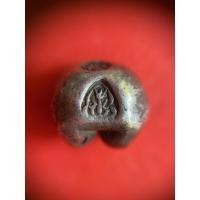 ราคา พดด้วงเม็ด 1 บาทสมัยพระเจ้าทรงธรรมปี พ.ศ. 2155-2171 ตรา เปลวเพลิง เป็นรูปคล้ายดวงไฟมีเปลวลอยสองข้าง สวยคมชัดมากๆหายากมากสภาพนี้ (เม็ดที่ 11) (1848)