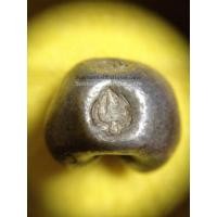 ราคา พดด้วงเม็ด 1 บาทในรัชกาลที่1 พ.ศ. 2325- 2352 ( ตรากรีหรือตรีศูลหมายถึงอาวุธพระศิวะ) เม็ดที่ 2 สวยชัดเจนดี (321)