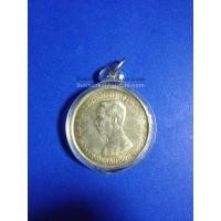 ราคา เหรียญเนื้อเงินหนึ่งบาท พระบรมรูป - ตราแผ่นดิน รัชกาลที่ 5 ร.ศ 122 ความสวยปรากฎสีรุ้งเดิมๆให้เห็น หายากครับสภาพนี้ เลี่ยมอยู่ในกรอบพลาสติก (128)