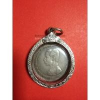 ราคา เหรียญ 1 บาท รัชกาลที่ 5 ตราแผ่นดิน - พระบรมเลี่ยมเงินหนาแกะลายกนกยกซุ้มไม่มี ร.ศ. (138)