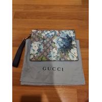 ราคา Gucci blooms wristlet pouch gg supreme (มือสอง) (360970135)