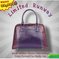 ราคา กระเป๋าบนรันเวย์ Prada Saffiano Vernice Embellished Frame Pyramid Top Handle Bag (Limited Runway Edition) (มือสอง) (360962307)