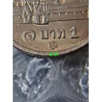 ราคา เหรียญ 1 บาท พ.ศ.2525 ด้านหลังวัดพระแก้ว Code 26 ตัวติดผลิดน้อย สภาพใหม่ไม่ผ่านการใช้ เหรียญขึ้นน้ำทองสวย(A-1) (มือหนึ่ง) (360943418)