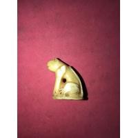 ราคา เสือ ขนาดประมาณ 1 นิ้ว แกะจากหมูตัน ผิวสีเหลืองอมเขียว เป็นจั๊มๆ มีลวดลายเป็นธรรมชาติ แห้ง เก่า มีความเก่าปรากฏชัดเจน มีร่องรอยผ่านการใช้งาน (มือสอง) (356811394)