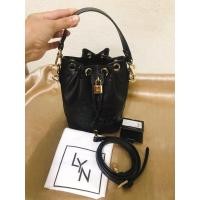 ราคา กระเป๋าสะพายทรงขนมจีบ ยี่ห้อ Lyn แท้จาก shop นะคะ (มือสอง) (360857812)