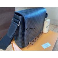 ราคา Louis Vuitton district pm dc18 (มือสอง) (360868974)