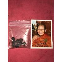 ราคา เม็ดผงยาจินดามณี และรูปถ่าย ตอกโค็ดเบี้ยแก้ อาจารณ์เจือ วัดกลางบางแก้ว เป็นยาตำหรับหลวงปู่บุญ วัดกลางบางแก้ว มาพร้อมคาถากำกับ เก่า แท้ หายาก (มือสอง) (359068050)