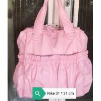 ราคา กระเป๋า Nike สีชมพู หนังนิ่ม ขนาด 31 × 31 cm (มือสอง) (360395720)
